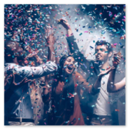 Tanzende Menge vor der Bühne