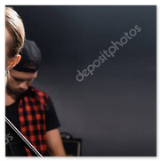 Bandperformanz mit Gitarrist und Sängerin