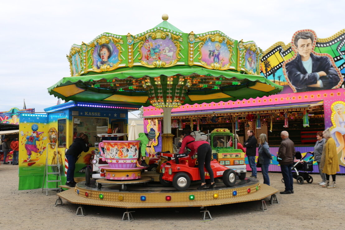 Buntes Stadtfest mit Bühne und Besuchern