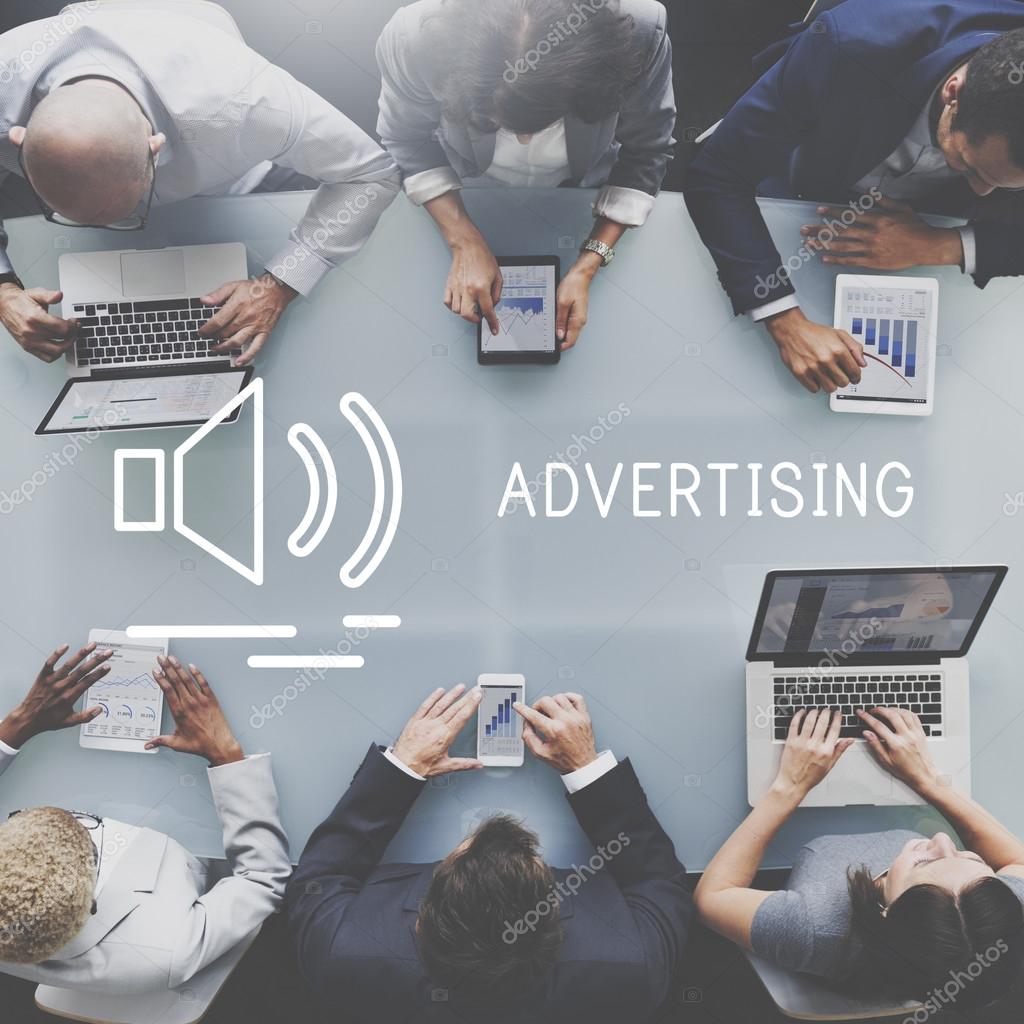 Digitales Werbebanner und Play-Icon als Kombi