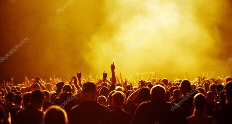 Menschenmenge bei einem Open-Air-Event in der Dämmerung