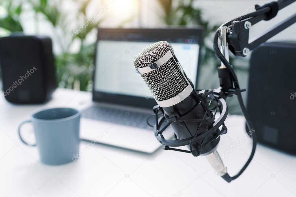 Moderatorin im Radiostudio am Mikrofon