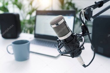 Moderatorin im Radiostudio während einer Livesendung